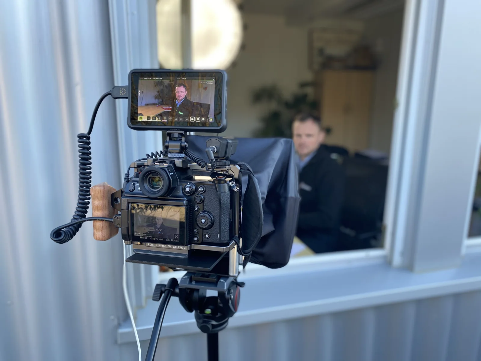Kamera mit Kontrollmonitor bei einer Interviewaufnahme vor Ort