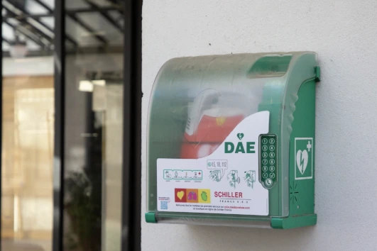 SCHILLER-Defibrillator für die öffentlich zugängliche Erste Hilfe