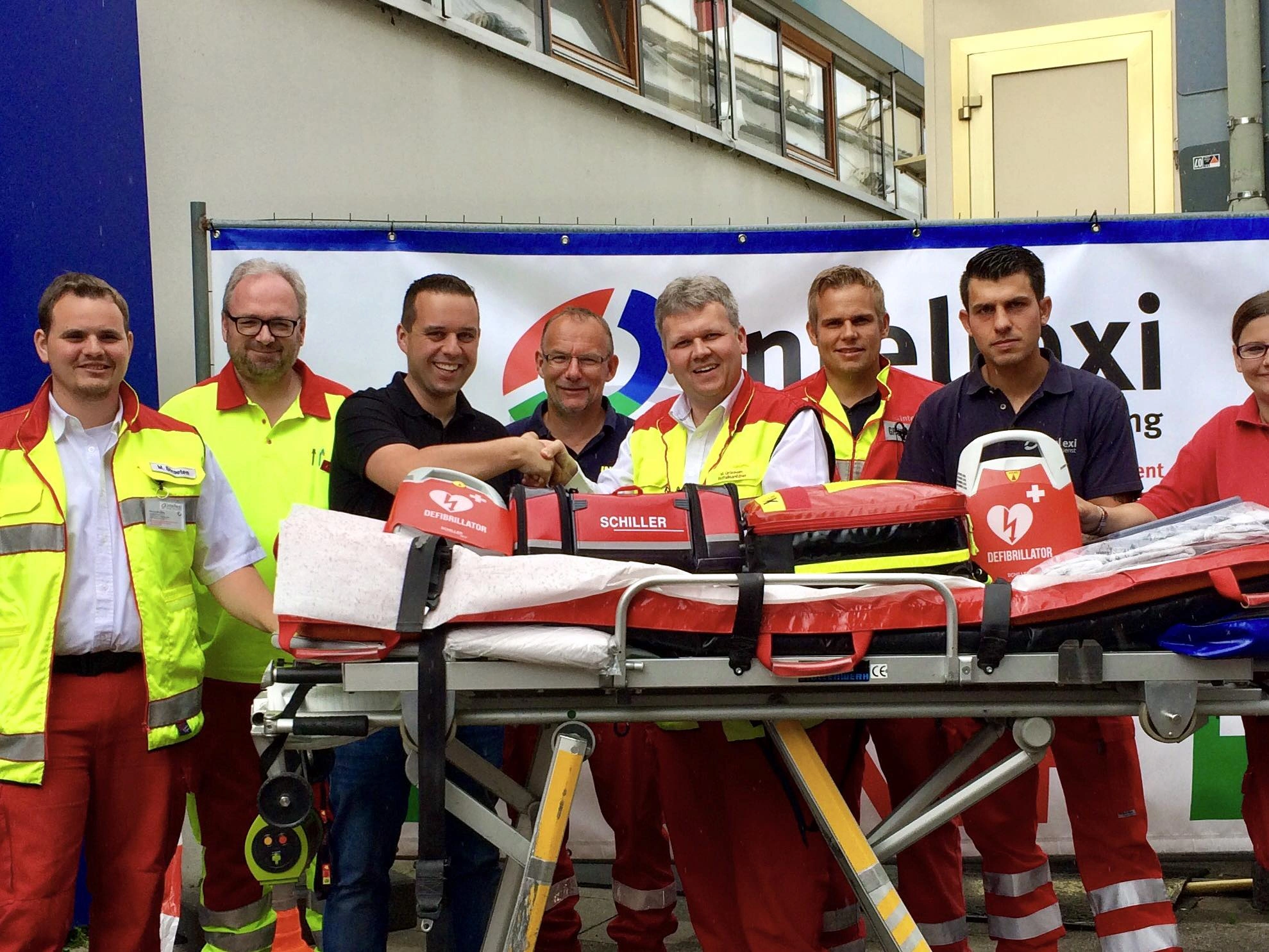 Andreas Schmitz während seiner Schiller-Zeit mit Rettungskräften und Defibrillatoren